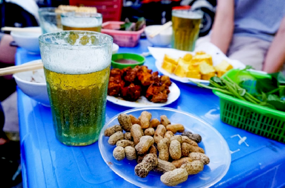 Locals often enjoy Bia Hoi with small snacks such as boiled peanuts, fried tofu, and more